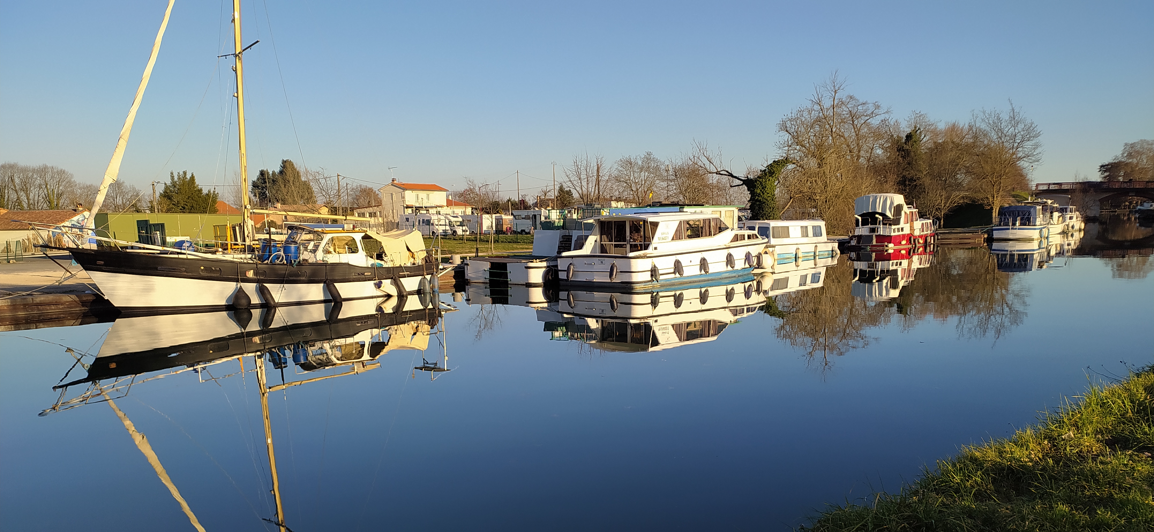 Vue sur le port technique de Castelsarrasin et l'aire de camping car limitrophe-Crédit photo : PETR Garonne Quercy Gascogne