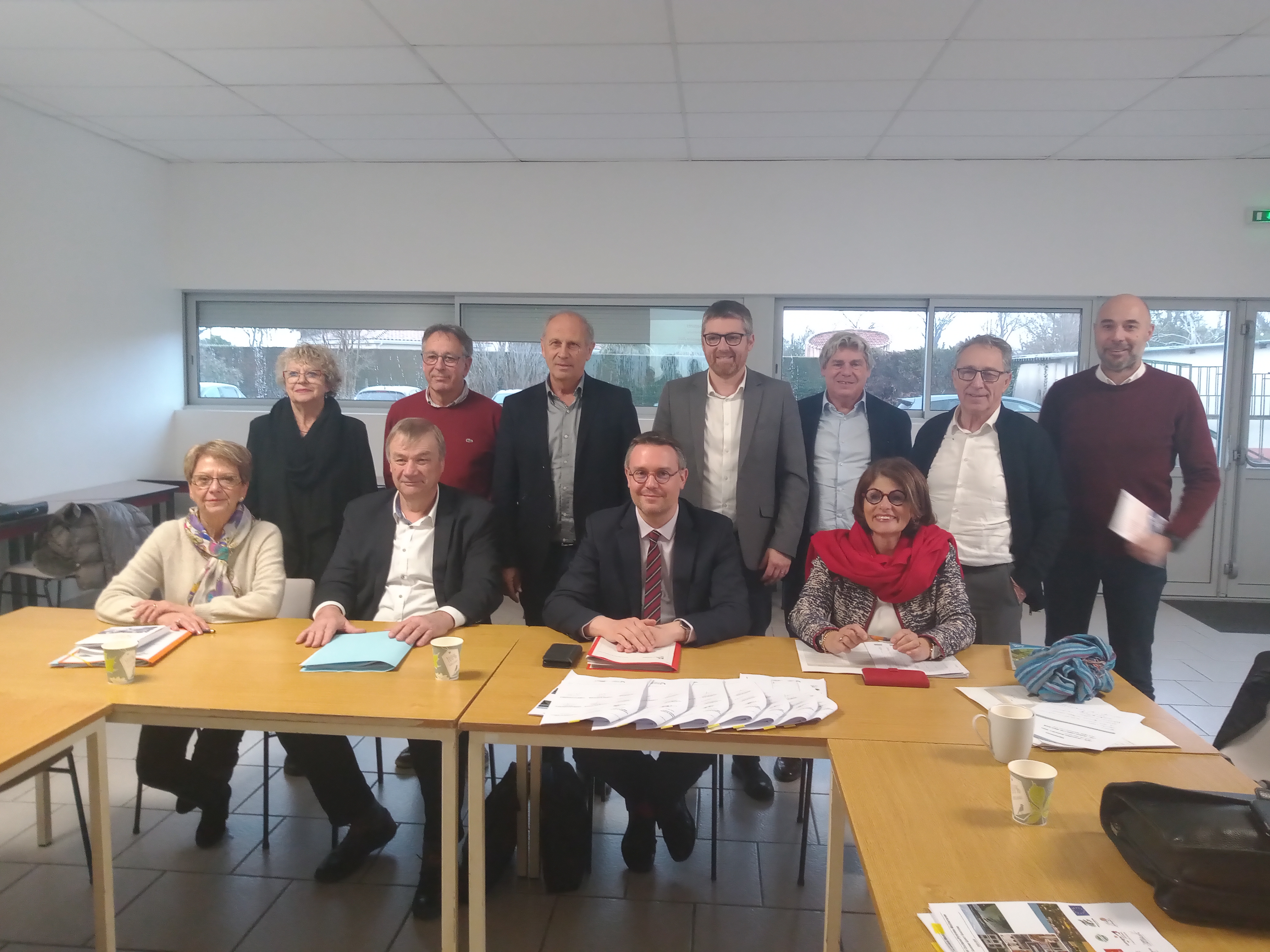 Photo des signatures de la convention financière CRTE 2023 et du contrat CTO 2022-2028 lors du comité de pilotage commun du 23 février 2024