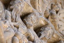 Photo d'un détail des sculptures du porche de l'abbaye de Moissac